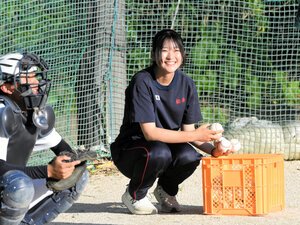 後輩の練習を手伝う新南陽の松井美琴マネジャー=山口県周南市の新南陽高