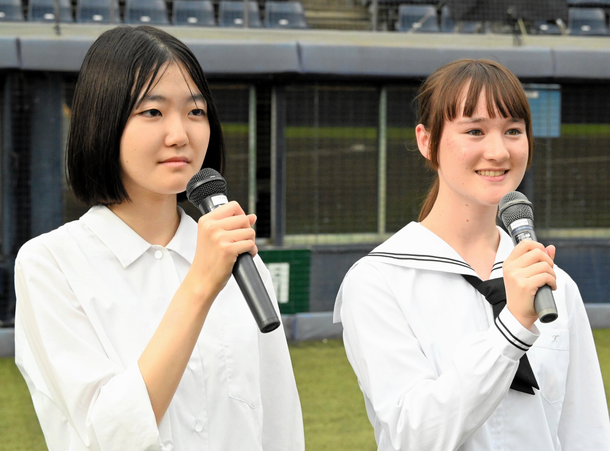 開会式のリハーサルに臨む司会の乗附心泉さん(左)と江原凜さん=2026年7月3日午後4時30分、前橋市、岡田昇撮影