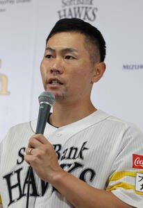 引退会見で話をするソフトバンク中村晃(撮影･梅根麻紀)
