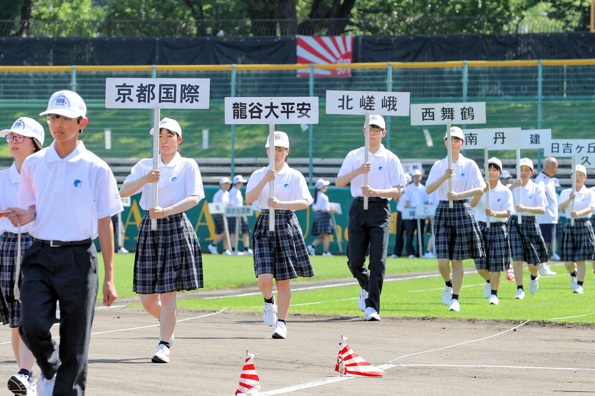 開会式のリハーサルで行進する生徒ら=2026年7月3日午後2時52分、わかさスタジアム京都、長尾匠真撮影