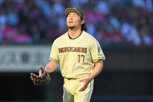 楽天対日本ハム　2回裏に先制ソロ本塁打を許した日本ハム先発伊藤大海は悔しげな表情で引き揚げる(撮影･滝沢徹郎)