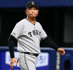 中日対巨人　8回表を終え選手交代を告げた巨人橋上秀樹監督代行(撮影･加藤哉)