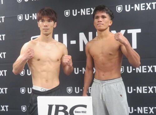 2年7カ月ぶりのリングに向けて計量クリアした梶颯(左)。右は対戦相手のアブバカール･ヤノン