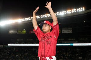 阪神対広島　ヒーローインタビューを終え、ファンの声援に応える広島森翔平(撮影･前田充)