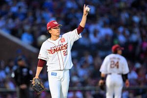 楽天対日本ハム　4回表ソフトバンク無死、吉田賢吾の打球を好捕した右翼手中島大輔を称える早川隆久(撮影･滝沢徹郎)