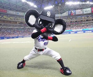 中日対巨人　試合前、ポーズを決める初登場のブラックドアラ(撮影･森本幸一)