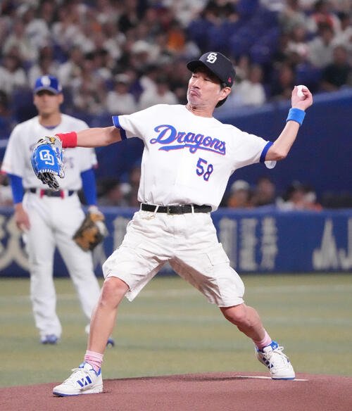 中日対巨人　試合前、始球式をする木村祐一(撮影･森本幸一)