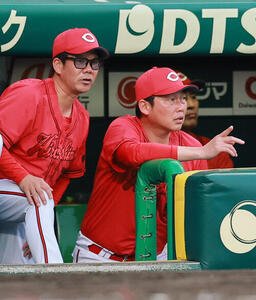 阪神対広島　3回表、戦況を見る広島新井貴浩監督(右)と藤井彰人ヘッドコーチ(撮影･上山淳一)