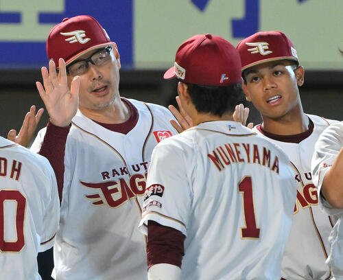楽天対日本ハム　試合後、楽天吉井理人監督(左)は宗山塁(中央)とタッチを交わす(撮影･滝沢徹郎)