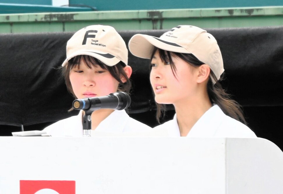 司会を務める佐賀商の種市陽夏さん(左)と本山未結さん=2026年7月3日、さがみどりの森