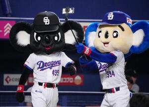 中日対巨人　試合前、初登場のブラックドアラ(左)はドアラと記念撮影をする(撮影･森本幸一)