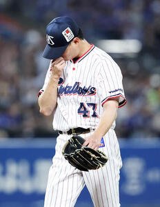 ヤクルト対DeNA 7回表、降板するヤクルト高橋奎二(撮影･鈴木正人)
