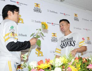 引退会見を行ったソフトバンク中村晃に花束ではなく一輪の花を贈る川瀬晃(撮影･梅根麻紀)