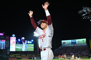 楽天対日本ハム　ヒーローインタビューを終えファンの祝福に応じる楽天宗山塁(撮影･滝沢徹郎)