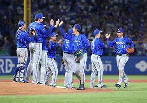 ヤクルト対DeNA　勝利しマウンドに集まるDeNAの選手たち(撮影･鈴木正人)