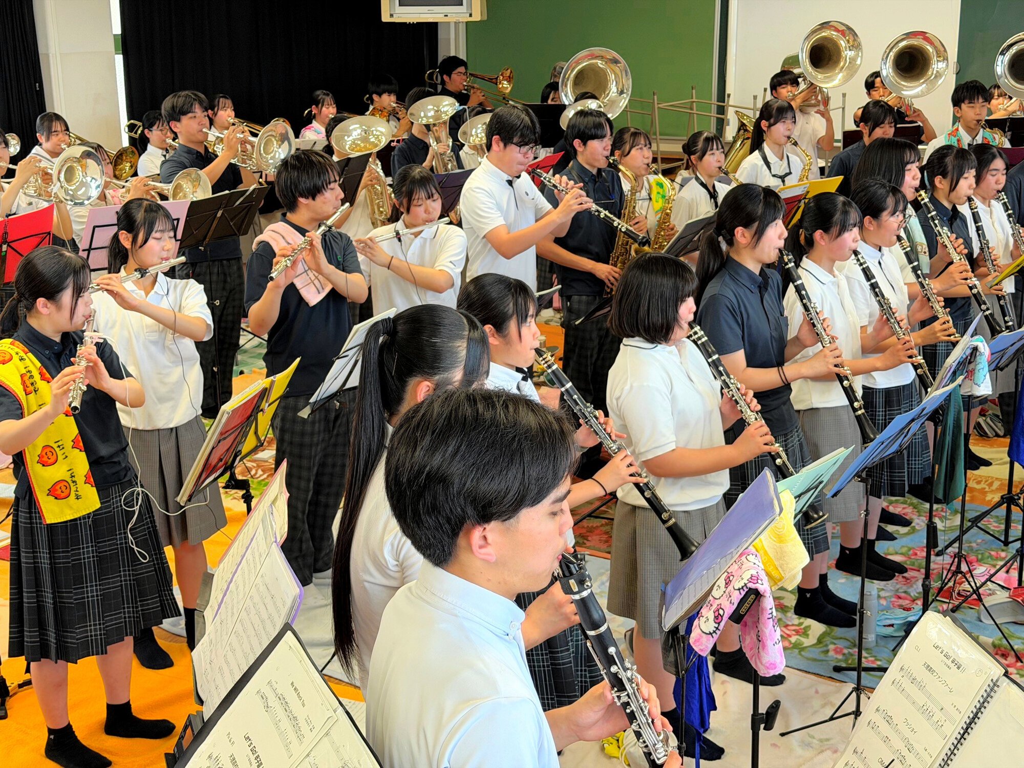 開会式に向けて合同練習をする長崎商と長崎工の吹奏楽部=2026年6月16日、長崎市岩屋町の長崎工、西本秀撮影