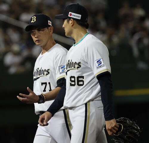 オリックス対西武　5回表西武2死一、二塁、岸田護監督はあと1アウトで勝利投手の権利を得る高島泰都に交代を命じ、一緒にベンチに戻る(撮影･西尾就之)