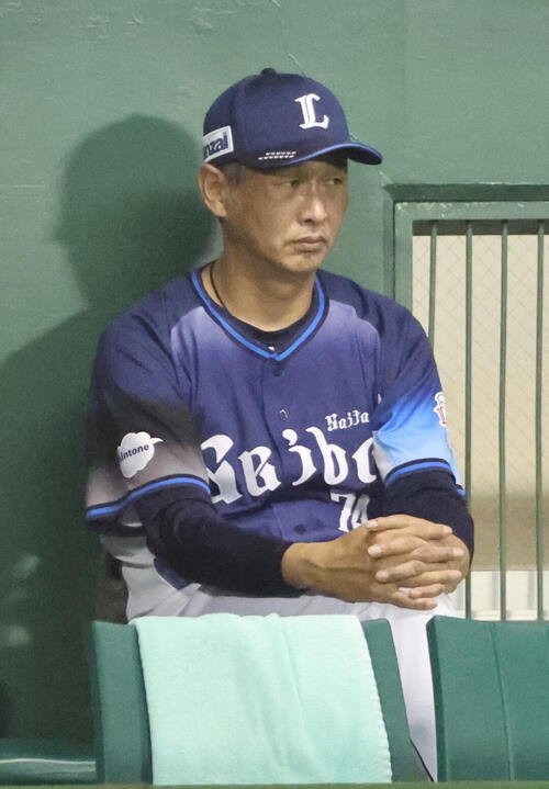 オリックス対西武　西武西口文也監督は厳しい表情で試合を見守る(撮影･西尾就之)