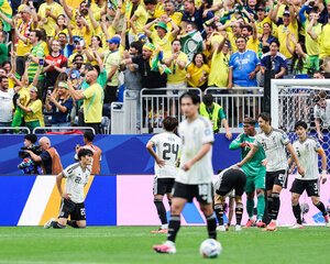 ブラジル戦の後半、勝ち越しを許した冨安(22)ら。観客席を埋めたブラジルサポーターたちが喜びを爆発させた＝内田光撮影