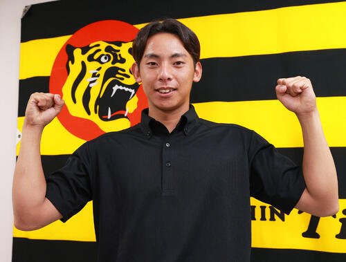 支配下登録されガッツポーズをする阪神神宮僚介(撮影･上山淳一)