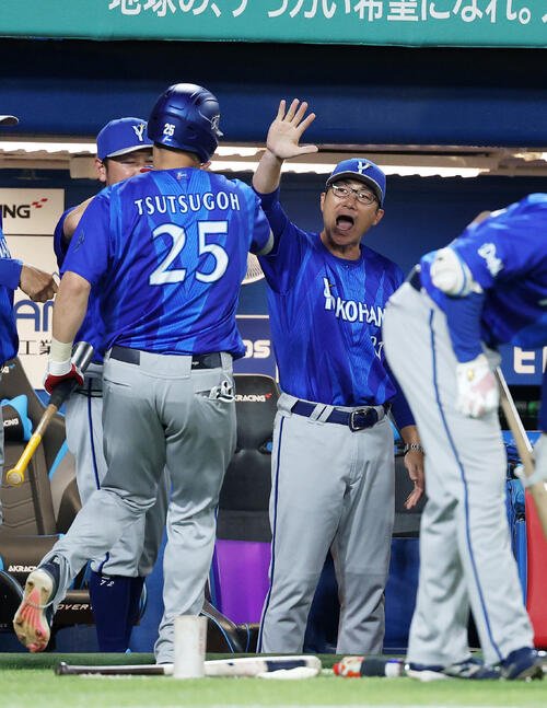 ヤクルト対DeNA 10回表DeNA1死三塁、筒香嘉智(左)の犠飛を迎える相川亮二監督(撮影･鈴木正人)