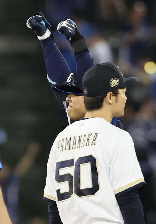 オリックス対西武　8回表西武2死二塁、蛭間拓哉は適時二塁打を放ちベンチに向かってガッツポーズ(撮影･西尾就之)