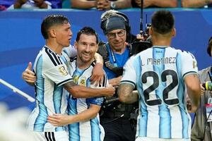 カボベルデ戦で、W杯8試合連続ゴールとなる先制点を挙げ、チームメートと喜び合うメッシ(AP)