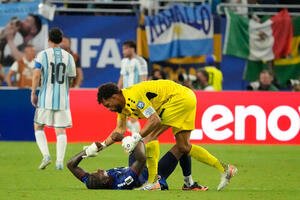ピッチに倒れ込んだ選手に手を出すカボベルデGKボジニャ(AP)