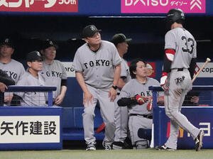 中日対巨人　7回表終了、橋上秀樹監督代行(中央)は選手交代を告げる(撮影･森本幸一)