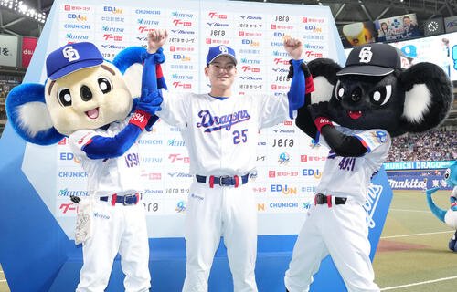 中日対巨人　ヒーローの石川昂弥(中央)を称えるドアラ(左)とブラックドアラ(撮影･森本幸一)