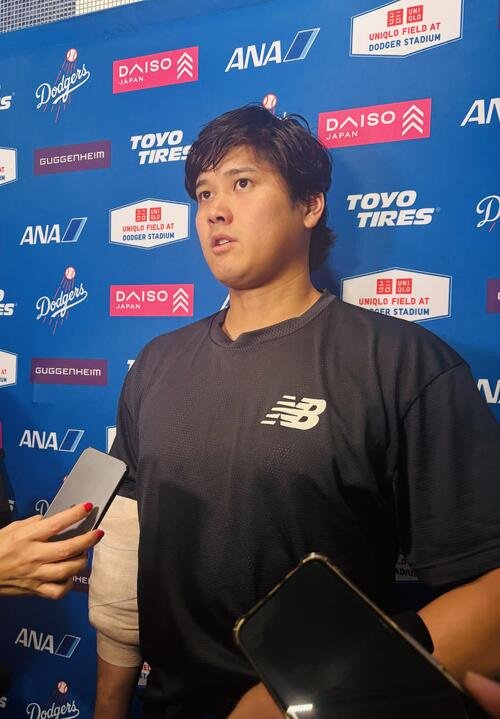 試合後にメディア対応を行う大谷
