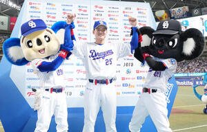 中日対巨人　ヒーローの石川昂弥(中央)を称えるドアラ(左)とブラックドアラ(撮影･森本幸一)