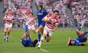 ラグビーネーションズチャンピオンシップ2026　日本代表対イタリア代表　前半、FB松永拓朗(中央)はイタリア守備陣を振り切りゴール中央へトライを奪う