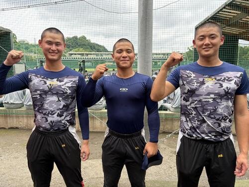 横浜との練習試合を終え、笑顔でガッツポーズをみせる、浦和学院の(左から)日髙創太　玉栄久豊　内藤蒼(撮影･保坂淑子)