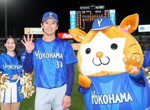 ヤクルト対DeNA　勝利し笑顔で写真に納まるDeNA篠木健太郎(撮影･鈴木正人)