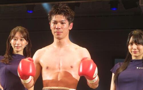 約2年7カ月ぶりの復帰戦で8回TKO勝ちを収めた梶颯(中央)