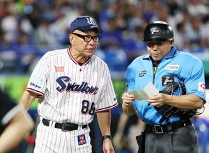ヤクルト対DeNA 6回表、投手交代を告げるヤクルト池山隆寛監督(撮影･鈴木正人)