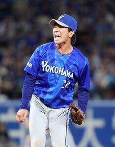 ヤクルト対DeNA 7回裏、ヤクルトの攻撃を抑え雄たけびを上げるDeNA篠木健太郎(撮影･鈴木正人)