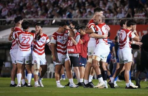 日本対イタリア　イタリアに勝利し歓喜する日本代表フィフティーン。手前右はリーチ･マイケル(撮影･小沢裕)