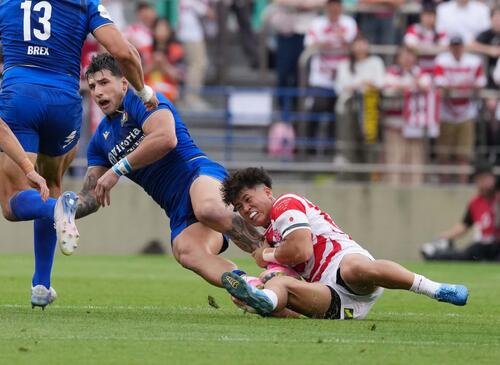 日本対イタリア　前半、トンマーゾ･メノンチェッロ(左)の突進を阻む伊藤龍之介(撮影･小沢裕)