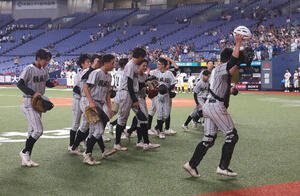 緑風冠対大教大池田　大教大池田に勝利し喜ぶ緑風冠ナイン(撮影･白石智彦)