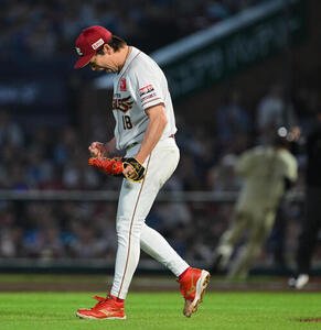 楽天対日本ハム　8回表日本ハム無死一塁、郡司裕也を併殺打に仕留め雄たけびを上げる前田健太(撮影･滝沢徹郎)