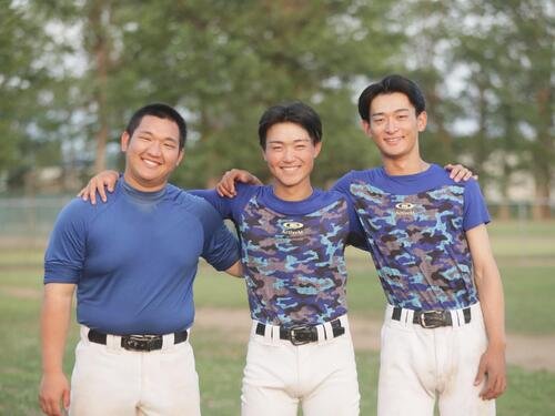 五所川原第二中出身トリオの下山学園、左から関貴城投手、佐々木聖音投手、須藤晴琉外野手(撮影･高橋香奈)
