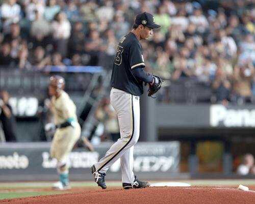 日本ハム対オリックス　1回裏日本ハム無死、万波中正に4者連続となる本塁打を浴びた佐藤一麿(v撮影)