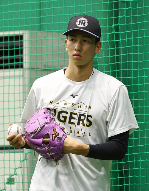 阪神対広島　グラブを付けてキャッチボールの準備をする今朝丸裕喜(撮影･上田博志)