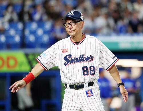ヤクルト対DeNA 9回表、選手交代を告げるヤクルト池山隆寛監督(撮影･鈴木正人)