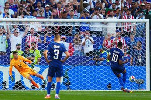 パラグアイ対フランス　PKで先制ゴールを決めるフランス･エムバペ(AP)