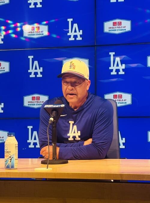 7月4日の独立記念日仕様の帽子を被り試合前の会見を行ったドジャースのデーブ･ロバーツ監督