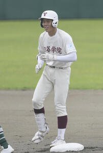 四谷学院対つくば秀英　1回表四谷学院1死一塁、先制適時二塁打を放ち出塁する小山大地(撮影･小島史椰)