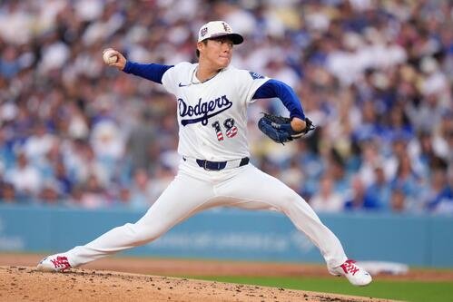 パドレス戦で力投するドジャース山本(AP)